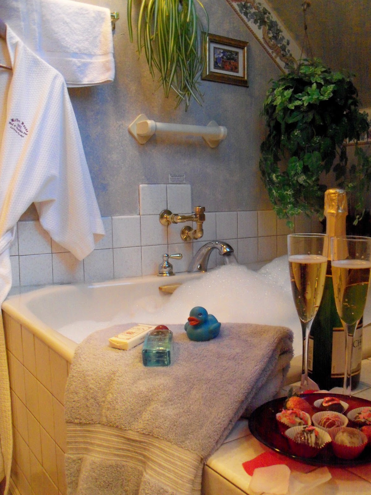Aspen Bath with Truffles - Bed & breakfasts & inns of Colorado Association