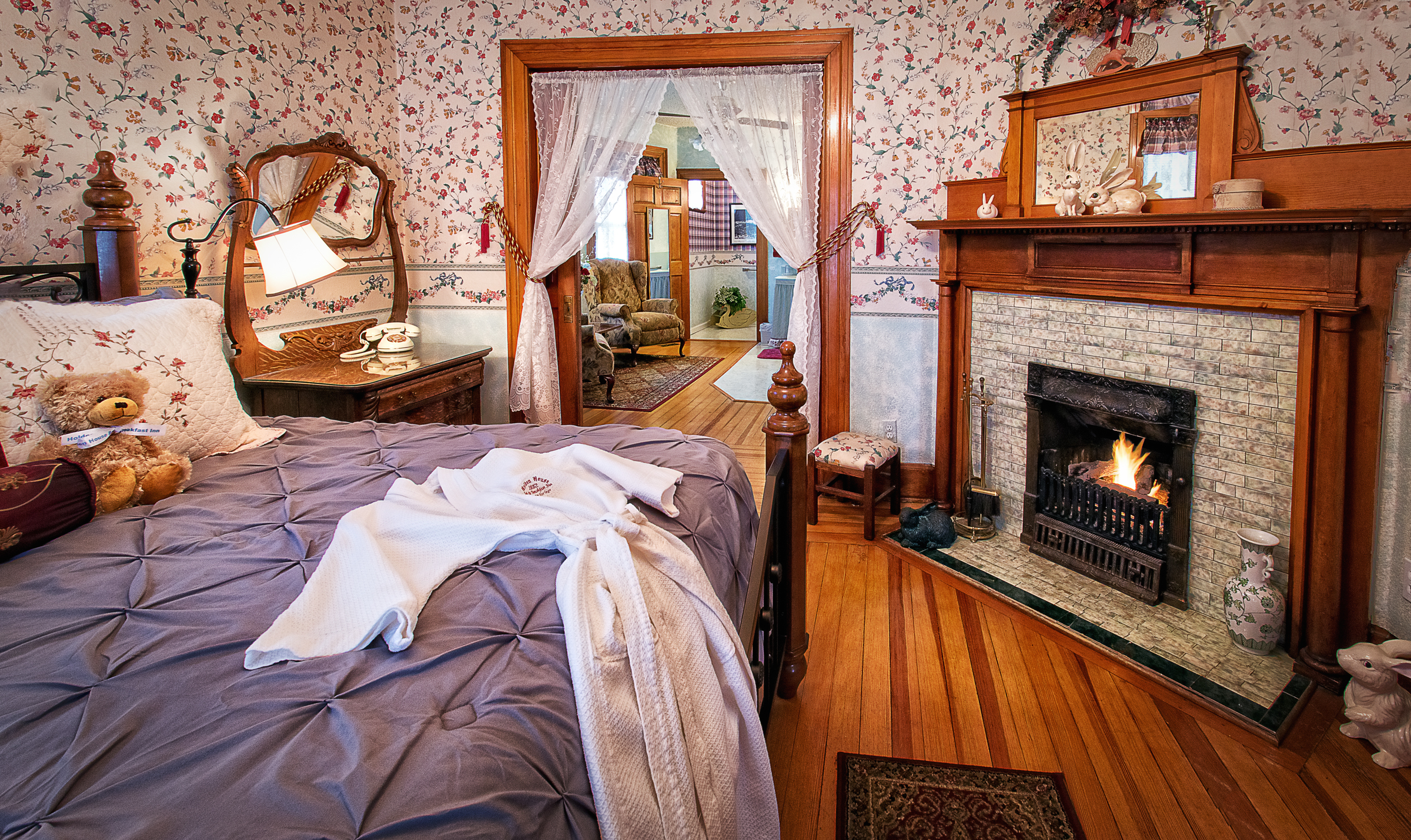 Holden House 1902 Bed & Breakfast Inn Independence Suite - Bed & Breakfast Innkeepers of Colorado Association